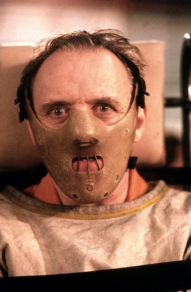 1991: A bárányok hallgatnak egy olyan film, amit ha láttál, már a címe alapján is valószínűleg kiráz a hideg. Anthony Hopkins és Jodie Foster pazar színészi játéka elhiteti velünk, nézőkkel, hogy mi magunk is a nyomozónő mellett ülünk a kannibál gyilkos előtt, aki még félelmetesebb attól, hogy ennyire intelligens, megfontolt és higgadt.