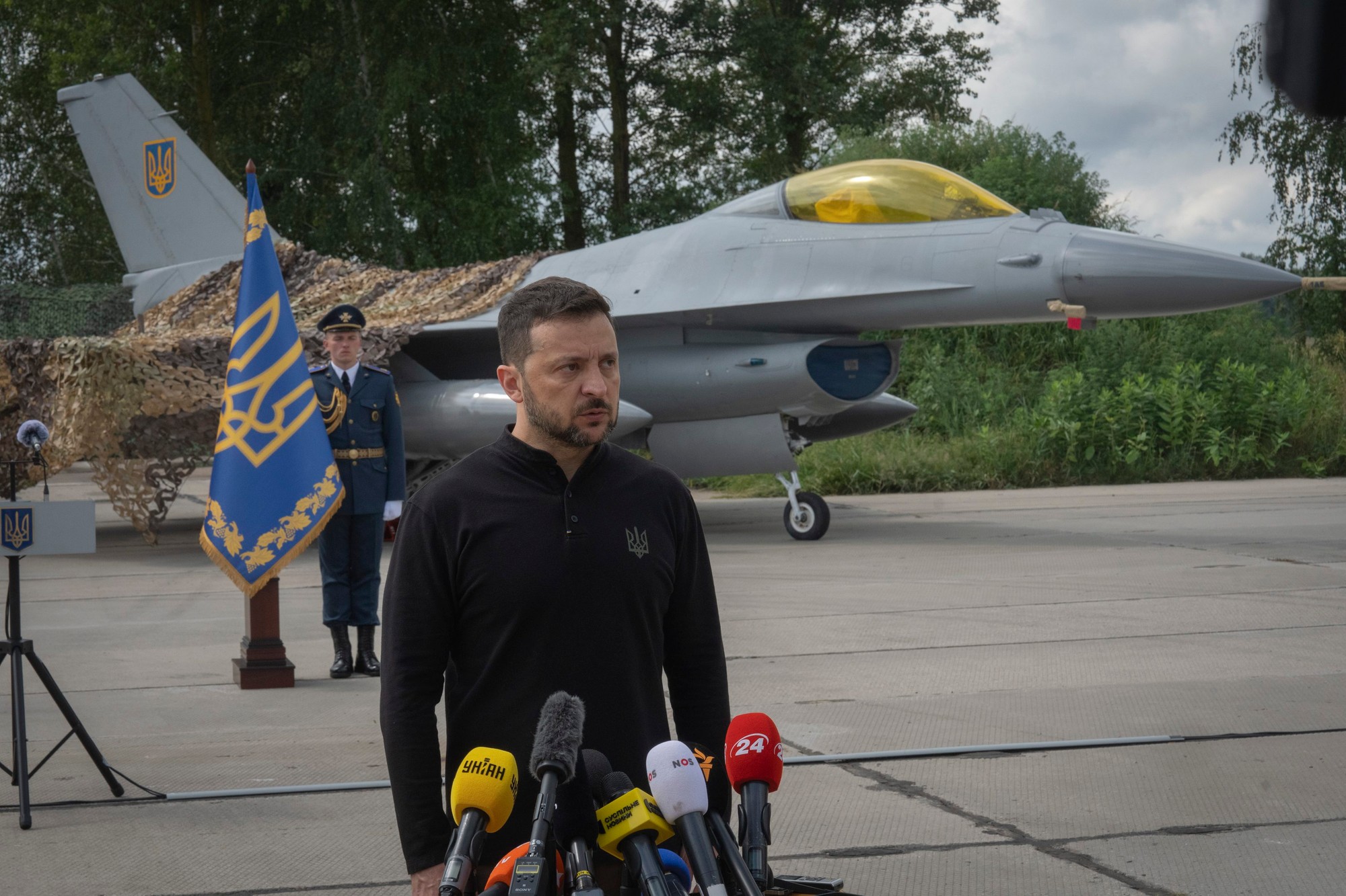 Ukrajinský prezident Volodymyr Zelenskyj ukázal novinárom prvú várku bojových lietadiel F-16.