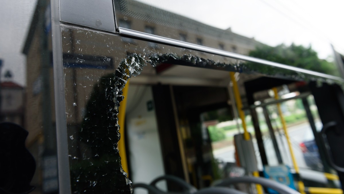 Komenda Główna Policji w Poznaniu podaje, że nieznany sprawca ostrzelał miejski autobus linii 95. Ślady wskazują na użycie broni pneumatycznej. Nikomu nic się nie stało, pękła jedna z bocznych szyb pojazdu. Jako pierwsze o sprawie poinformowało radio RMF FM.