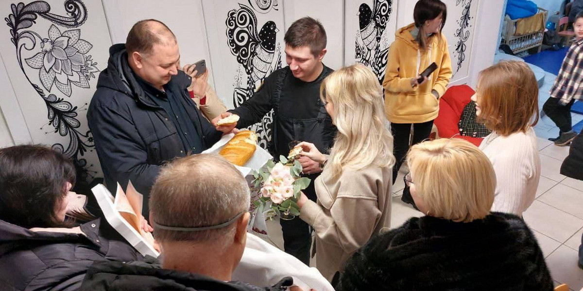 Ukraińcy wzięli ślub w schronie przeciwbombowym.