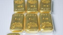 Polacy chronią się przed inflacją. Gromadzą coraz więcej złota