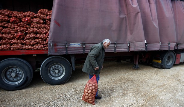 Grek z workiem ziemniaków, Ateny, Grecja. Autor: Kostas Tsironis