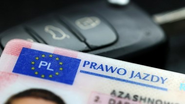 bezterminowe prawo jazdy do obowiązkowej wymiany. miliony polaków muszą zjawić się w urzędzie i zapłacić za nowy dokument
