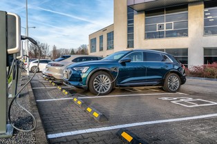 Średni koszt podróży autem elektrycznym niższy niż autem benzynowym? [BADANIE]