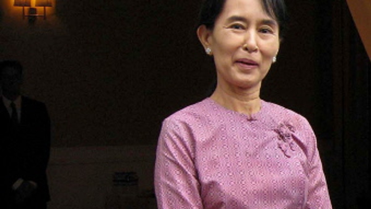 Uwolnienie Aung San Suu Kyi to jeszcze jedno posunięcie birmańskiego reżimu, które ma na celu rozszerzenie władzy wojskowych. Birma nigdy nie będzie traktowana jak normalny kraj, dopóki Suu Kyi nie odzyska całkowitej wolności - ocenia "Wall Street Journal".