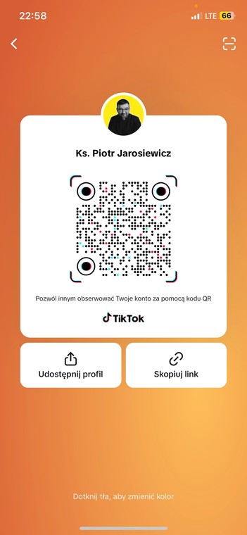 Kanał na TikToku ks. Jarosiewicza znajdziesz powyżej