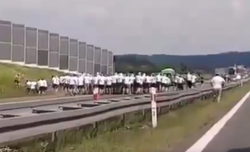 Ustawka kiboli na A4. Zablokowali autostradę pod Brzeskiem [WIDEO]