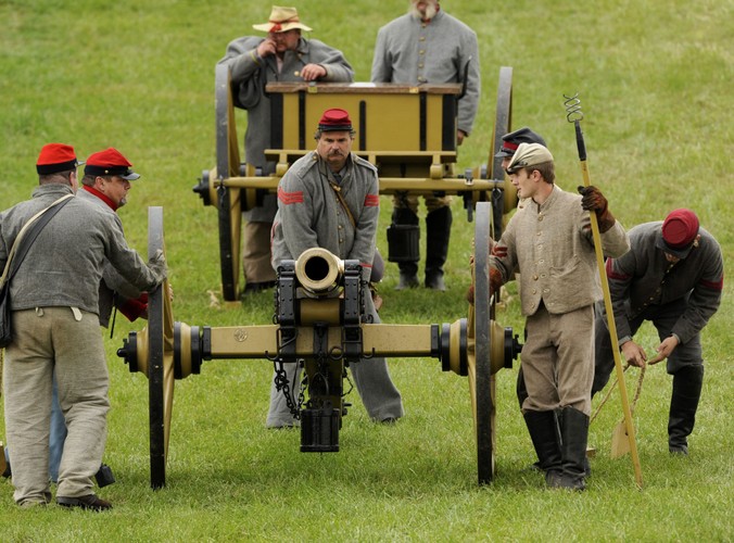 Konfederaci przygotowują dwunastofuntówkę. Zaraz z niej wypalą prosto w oddziały Unii