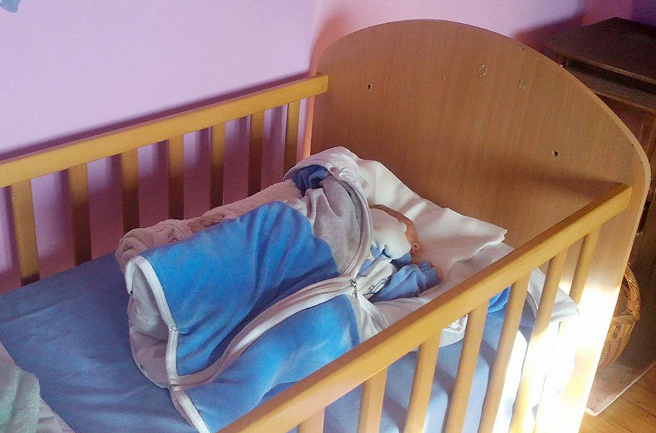 Mali Sergej bezbrižno spava u svom domu