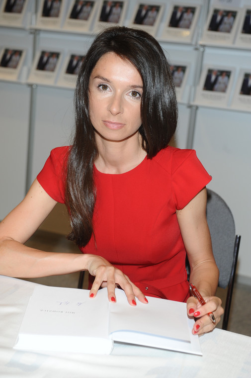 Marta Kaczyńska podpisuje swoją książkę