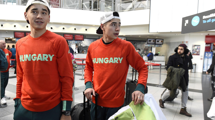 Liu Shaolin Sándor (balra) és Liu Shaoang, a phjongcshangi téli olimpiára kiutazó csapat tagjaként / Fotó: MTI - Bruzák Noémi