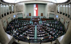 Ustawa o obrocie ziemią przyjęta. Sejm dodał kilka poprawek. 'Uśmiech w stronę rolników. Bezzębny'