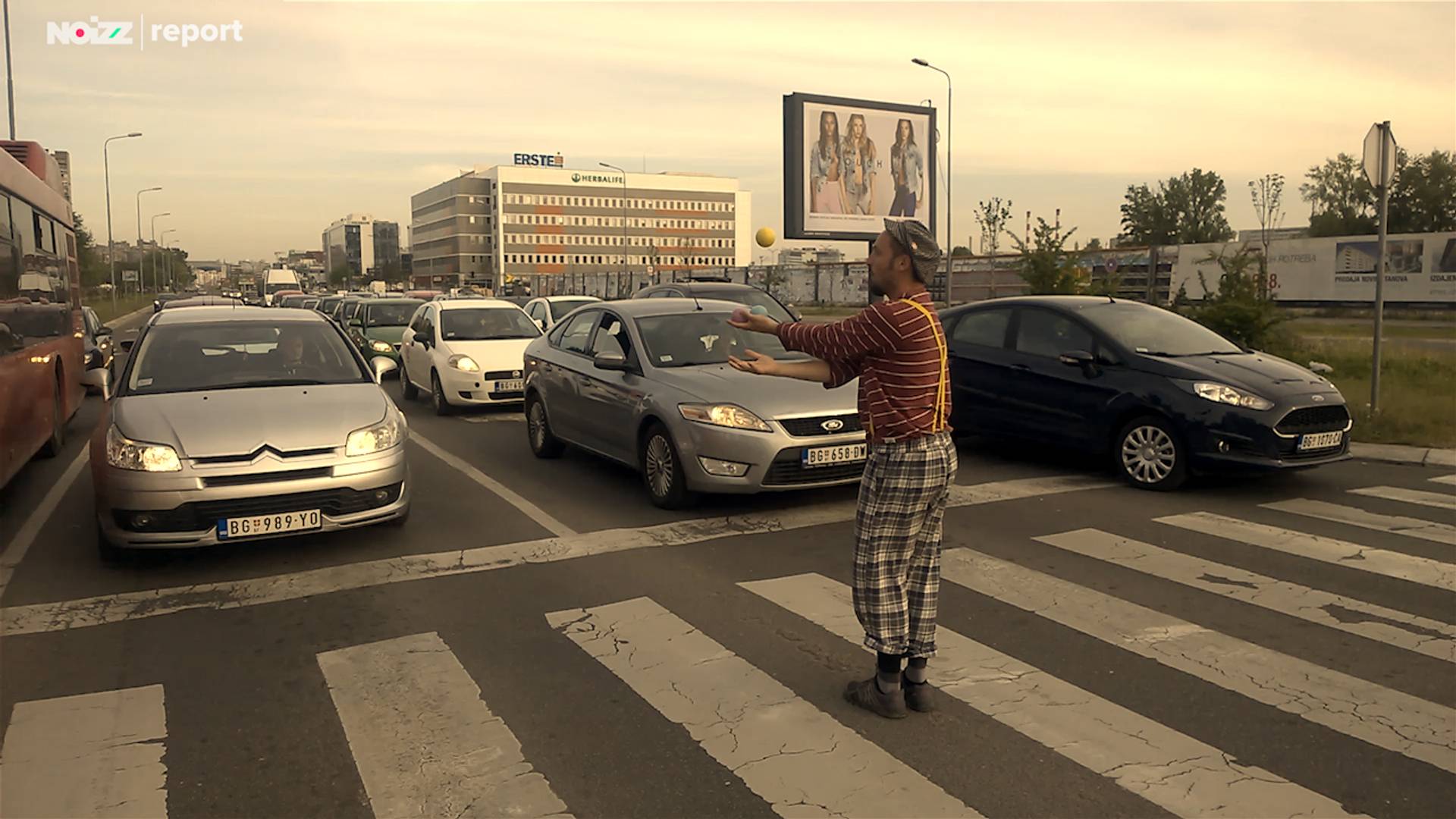 Kakvu priču krije momak koji žonglira po ulicama Beograda