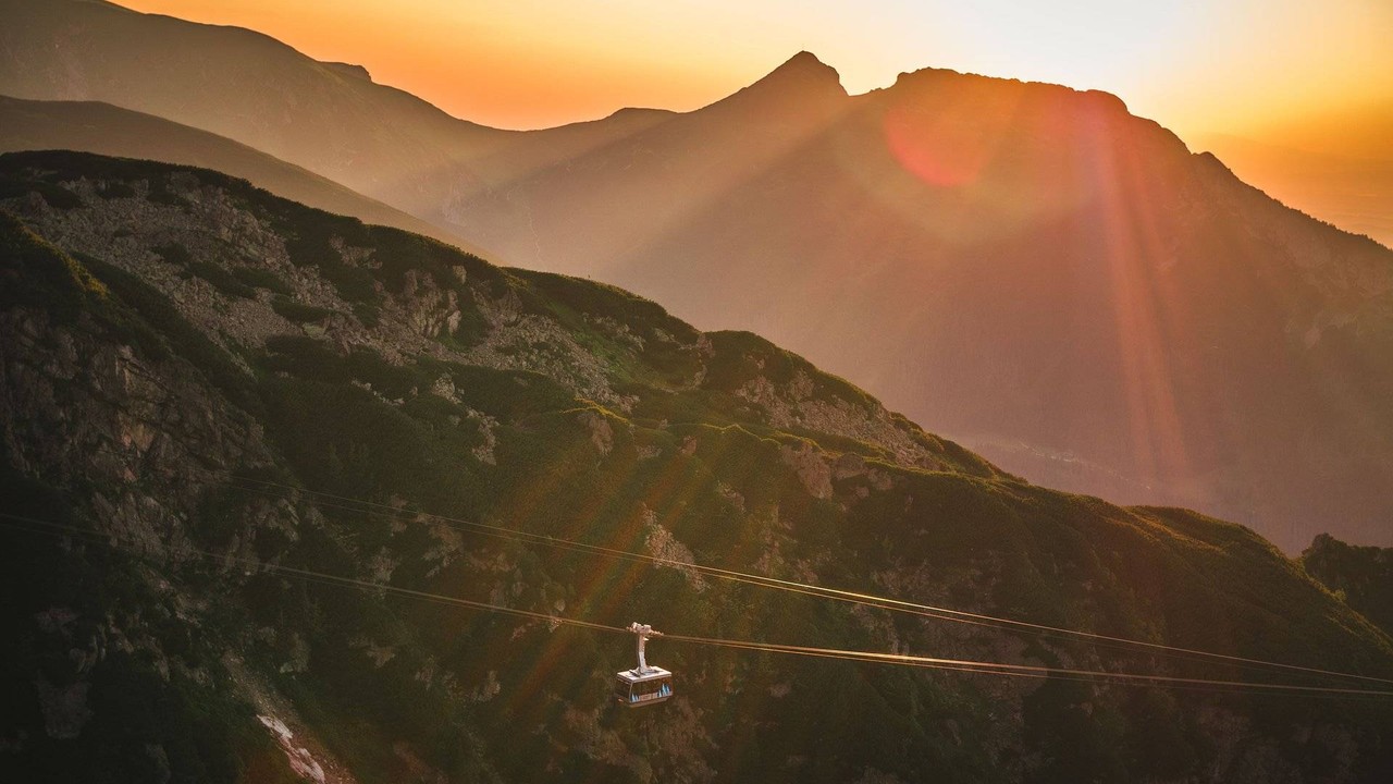 Odwiedź Tatry i weź udział w niezwykłym spektaklu natury! Na Kasprowym Wierchu czekają malownicze wschody i zachody słońca