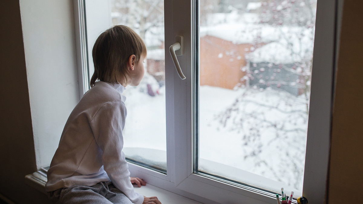 Pracownicy stanu cywilnego muszą "obchodzić prawo", aby zarejestrować polskie dziecko małżeństw jednopłciowych. MSWiA nie widzi powodu, by zmienić przepisy.