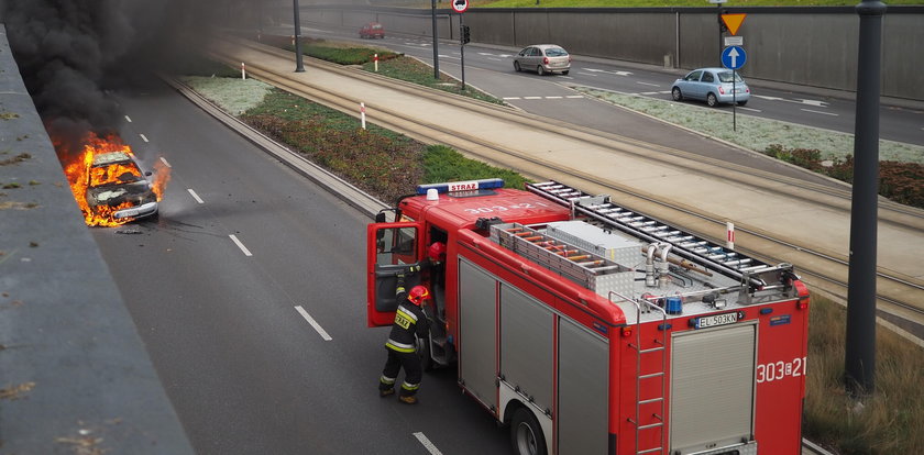 7 osób uciekało z płonącego auta, nastolatek spłonął żywcem