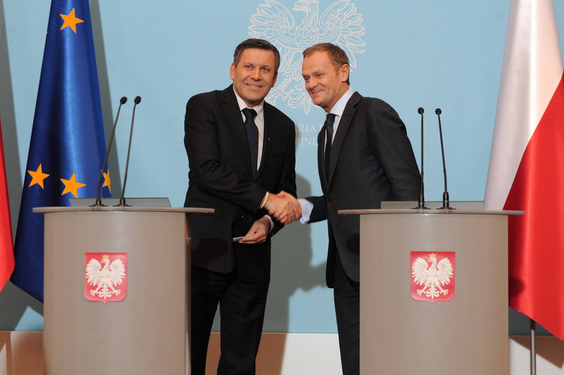 W przyszłym roku rząd osiągnie półmetek drugiej kadencji. Premier zapowiedział już, że będzie to dobry moment, aby "przewietrzyć" Radę Ministrów. Razem z wicepremierem Januszem Piechocińskim (PSL) mają wówczas ocenić, który resort wymaga zmian personalnych. "Za rok będziemy w stanie podsumować, jak nam się współpracuje. Zakładamy, że mniej więcej połowa kadencji, to będzie dobry moment, żeby ewentualnie "przewietrzyć" Radę Ministrów" - zapowiedział Tusk na konferencji, podczas której ogłosił, że Janusz Piechociński - nowy prezes PSL - zostanie wicepremierem i ministrem gospodarki.