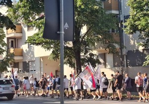 Pristalice SNS pesače iz Novog Sada do Beograda na skup 27. juna