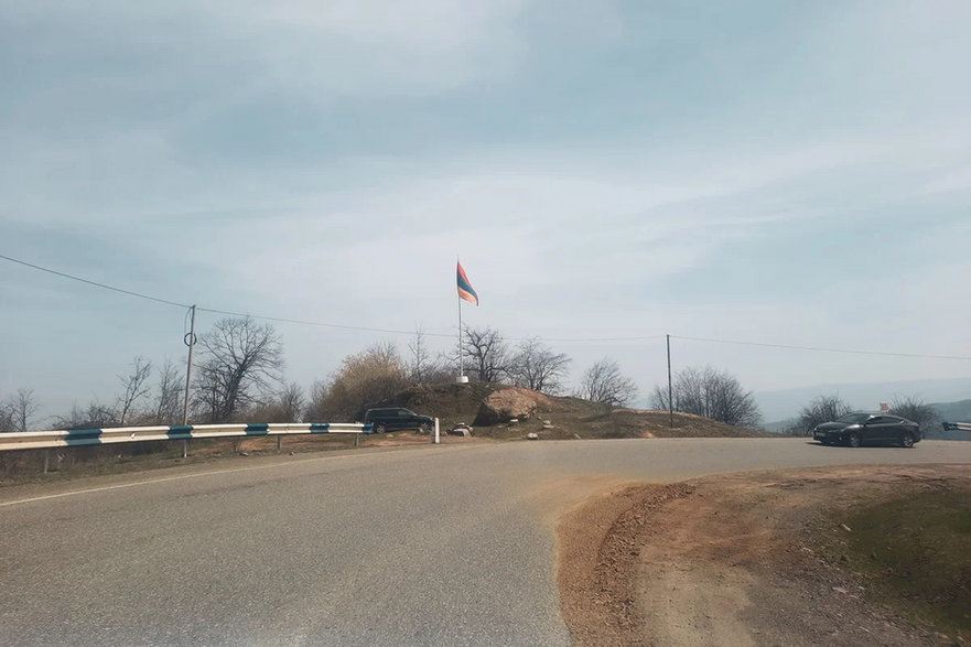Flaga Armenii na autostradzie M-16