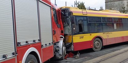 Wóz strażacki staranował autobus MPK w Łodzi. Kierowca nic nie mógł zrobić! Zobacz FILM