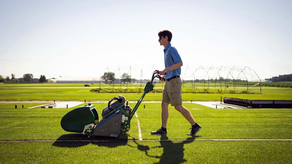 Istraživači su testirali tačnu dužinu na koju treba kositi travu na svakom stadionu da bi se obezbedila najbolja moguća igra | Foto: Nick Schrader/Michigan State University