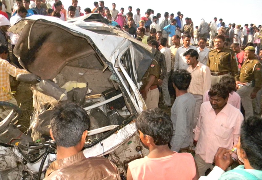 Policija i prolaznici stoje okupljeni oko olupine taksija u kojem je poginulo 15 ljudi