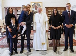 Małżonka premiera Morawieckiego wyszła obronną ręką z trudnego dress code'u na audiencji u papieża. FOTO