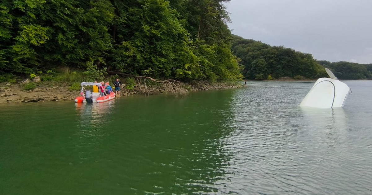 Starker Schauer am Solina-See.  Retter retteten Matrosen