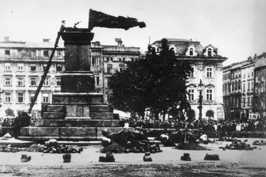 Zniszczenie pomnika Adama Mickiewicza w 1940 roku. Zdjęcie z kolekcji zdjęć z Drugiej Wojny Światowej Dr. Marka Tuszyńskiego. 