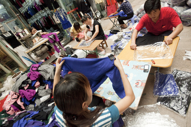 Pracownicy chińskiej fabryki odzieżowej w mieście Dongguan