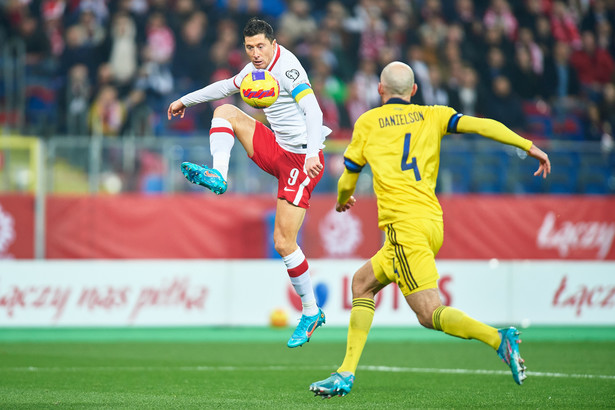 Polak Robert Lewandowski (L) i Marcus Danielson (P) ze Szwecji podczas finałowego meczu barażowego o awans do piłkarskich mistrzostw świata