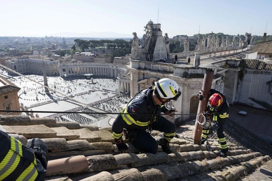 Uprkos bezbrojnim napretkom u komunikaciji, Vatikan je odlučio da sačuva tradiciju