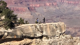 Sokkoló: fotózás közben majdnem lezuhant a Grand Canyon egyik szirtjéről egy nő – Videón a vérfagyasztó jelenet