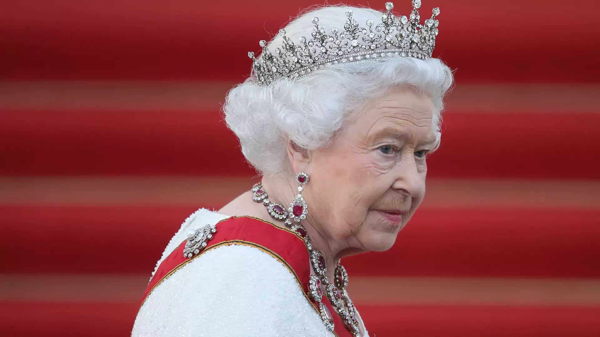 Elżbieta II spoliczkowała swojego siostrzeńca - królowa lubi się zgrywać