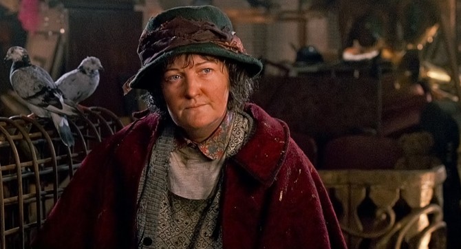 Starica sa golubovima u filmu "Sam u kući"
