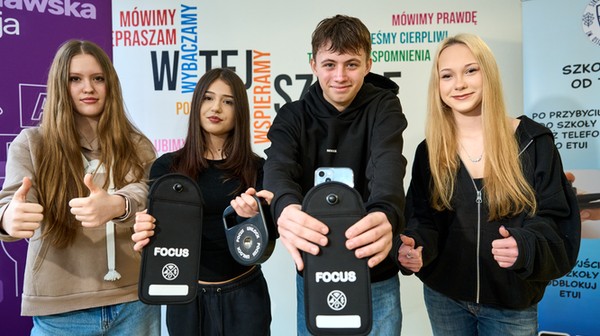 Uczniowie SP 50 i SP 83 chowają telefony w szafkach albo w specjalnym etui, w którym sygnał jest blokowany.