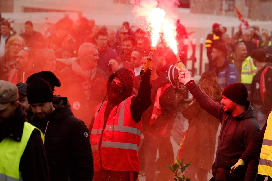 Masovni protesti zbog penzionih reforrmi paralisali su Francusku