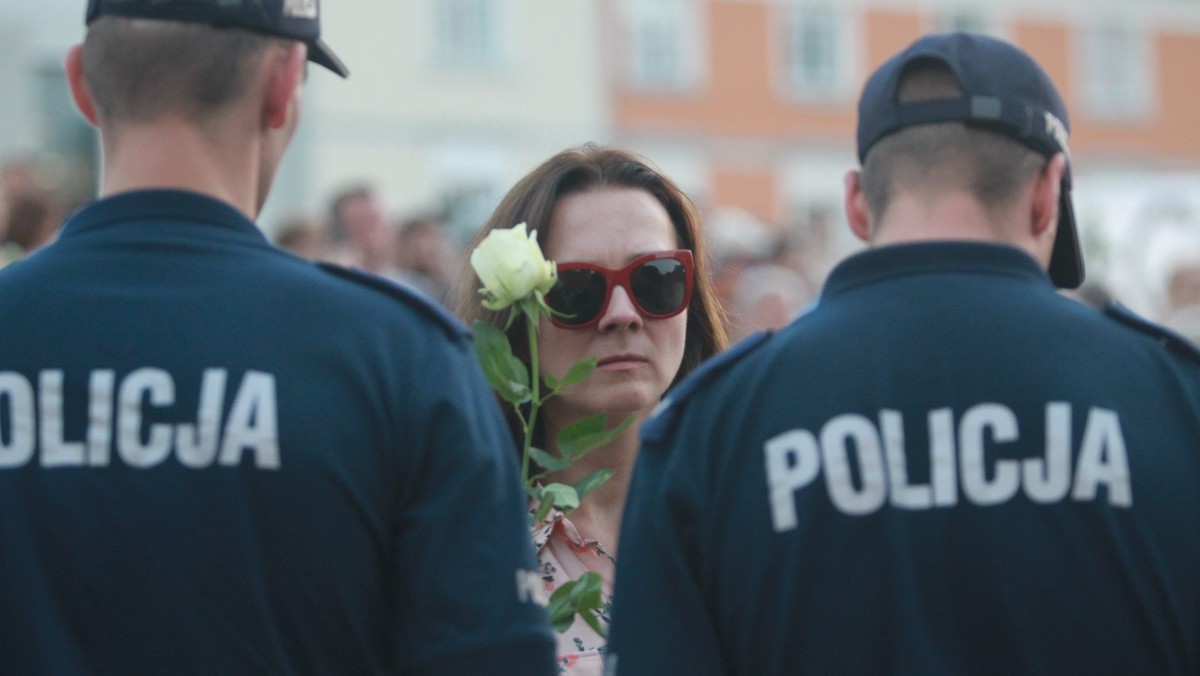 Według informacji Polskiej Agencji Prasowej koszty zabezpieczenia zgromadzeń publicznych, które odbyły się 10 sierpnia br. w Warszawie wyniosły 430 tys. zł.