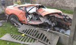 Pijany kierowca rozbił nie swojego luksusowego mustanga o betonowy płot. Z auta nic nie zostało!