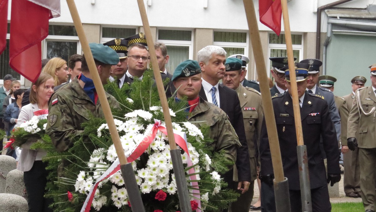 Od złożenia wieńców pod Pomnikiem Wielkiej Synagogi przy ul. Supraskiej w Białymstoku rozpoczęły się obchody 73. rocznicy wybuchu powstania w białostockim getcie. Godzinę później podobna uroczystość odbyła się pod Pomnikiem Bohaterów Getta na placu Mordechaja Tenenbauma. Wieńce złożyli wojewoda białostocki Bogdan Paszkowski, wiceprezydent miasta Rafał Rudnicki oraz wicemarszałek sejmiku wojewódzkiego Maciej Żywno.