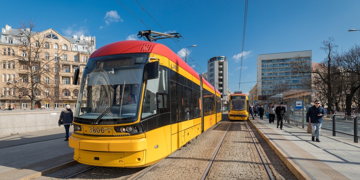 Oferta Hyundaia została kilkakrotnie uznana przez Warszawskie Tramwaje za najkorzystniejszą, ale od wyboru odwoływał się główny konkurent – bydgoska Pesa. 