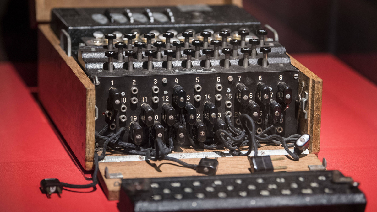 W ośrodku kryptologicznym Bletchley Park pod Londynem otwarto w piątek nowy element stałej wystawy poświęcony pracy polskich i brytyjskich naukowców, którzy przygotowali tzw. bomby kryptologiczne pomagające w zmechanizowanym łamaniu kodu niemieckiej maszyny szyfrującej Enigma.