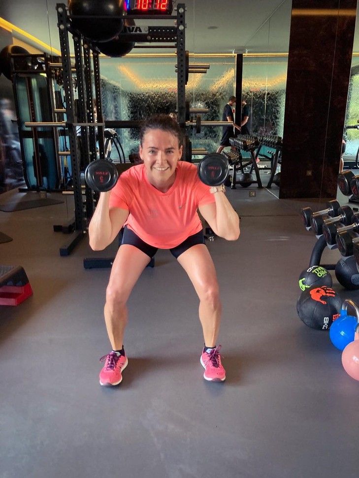 Novák Katalin családügyi miniszter tudja, hogy a feszes vonalakhoz súlyzókat kell ragadni / Fotó: Facebook