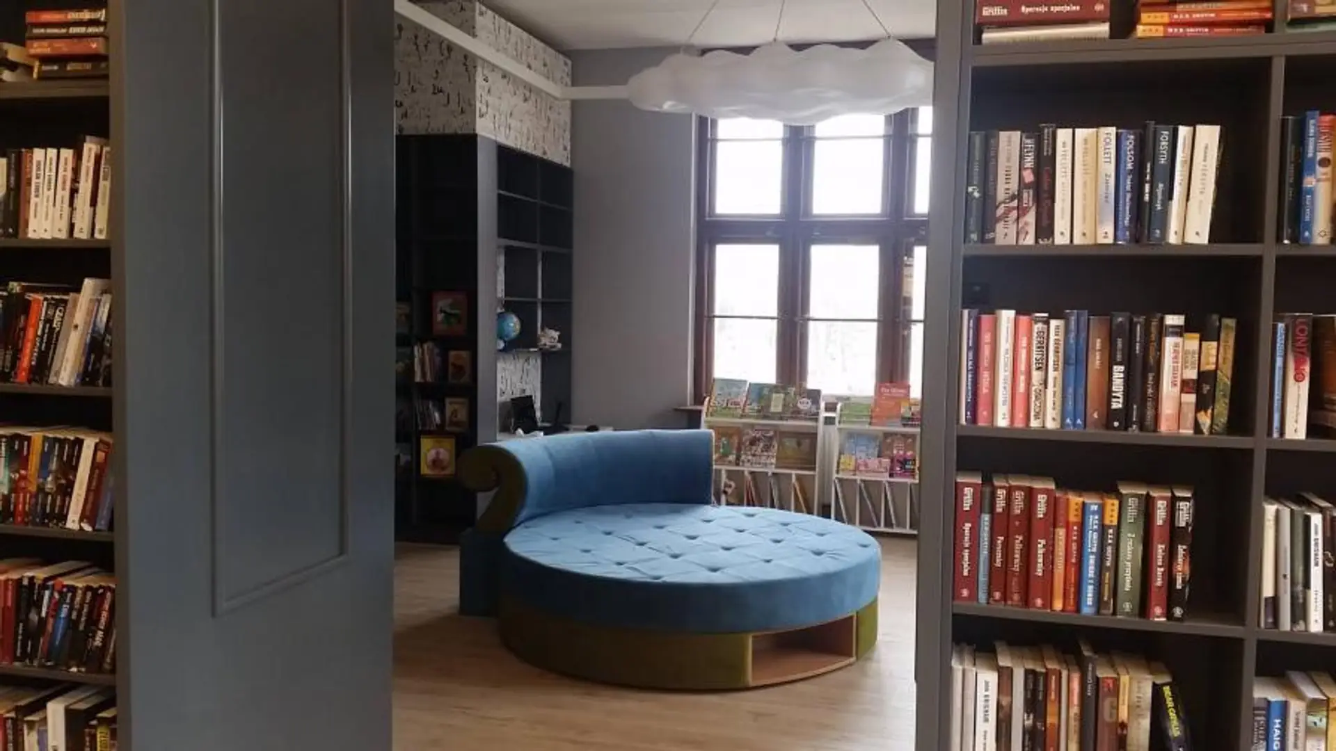 Zachwycający design biblioteki na wrocławskim dworcu. Aż chce się czytać