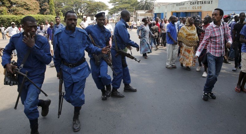 A protestor (R) jeers at policemen during Presidential election day in Bujumbura's Niyakabiga district, Burundi, July 21, 2015. REUTERS/Mike Hutchings