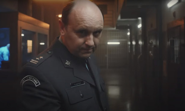 Adam Woronowicz w serialu "Skazana" gra dyrektora zakładu karnego