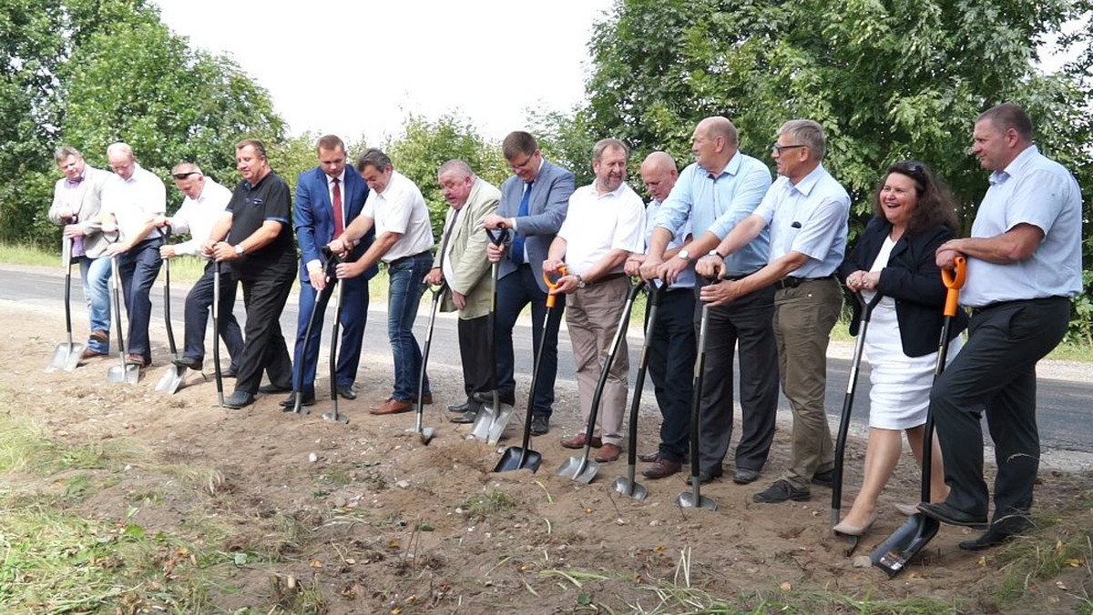 Prawie 70 milionów złotych będzie kosztowała generalna przebudowa drogi z Ciechanowca do Ostrożan. Odbyło się już tradycyjne wbicie łopat na terenie budowy. To, jak uważa burmistrz, największe wydarzenia w 588-letniej historii Ciechanowca.