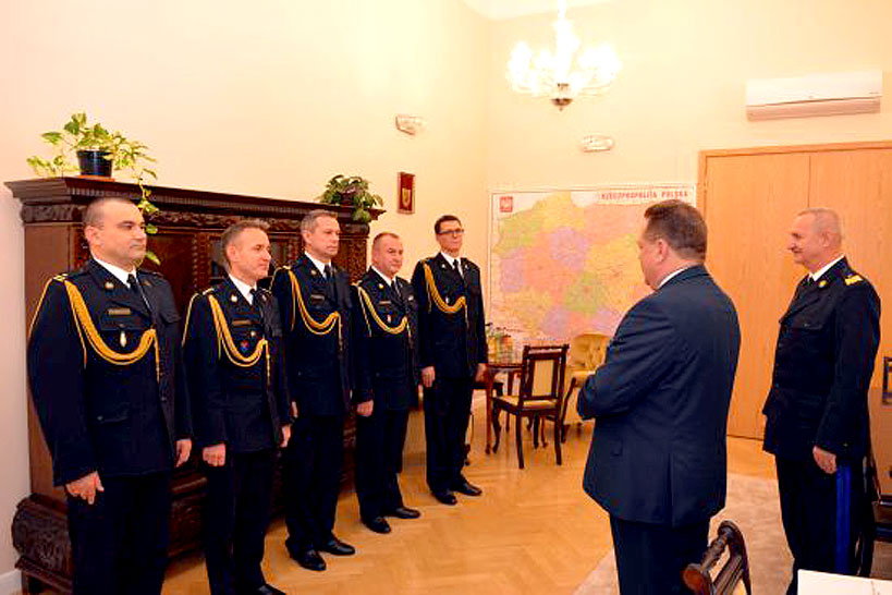 Ówczesny szef MSWiA Jarosław Zieliński mianował Arkadiusza Przybyłę (w środku) nowym wielkopolskim komendantem wojewódzkim, drugi od lewej to wcześniejszy komendant wojewódzki Andrzej Bartkowiak, grudzień 2019 r.
