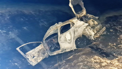 Horrorbaleset: árokba borult és porig égett egy autó Győrnél