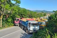 Zablokowana droga w Kosowie, prowadząca do przejścia granicznego z Serbią w Jarinje.